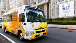 Ein Shuttle-Bus während der Paralympics 2020 in Tokio © picture alliance / ZUMAPRESS.com | Rodrigo Reyes Marin 