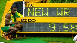 Sprinter Usain Bolt läuft in Berlin neuen Weltrekord. © imago