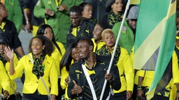 Der Jamaikanische Flaggenträger Usain Bolt © dpa - Bildfunk Foto: Michael Kappeler