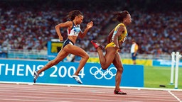 Die US-Amerikanerin Allyson Felix (l.) gewinnt bei Olympia 2004 in Athen Silber über 200 Meter. © imago/Colorsport Foto: Colorsport