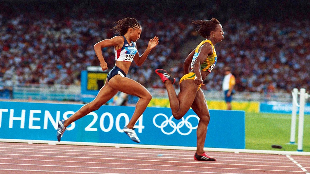 Die US-Amerikanerin Allyson Felix (l.) gewinnt bei Olympia 2004 in Athen Silber über 200 Meter. © imago/Colorsport Foto: Colorsport