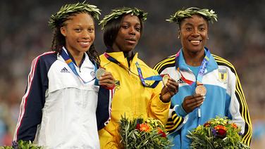 Die US-Amerikanerin Allyson Felix (l.) gewinnt bei Olympia 2004 in Athen Silber über 200 Meter. © picture alliance / AP Photo Foto: BEN CURTIS
