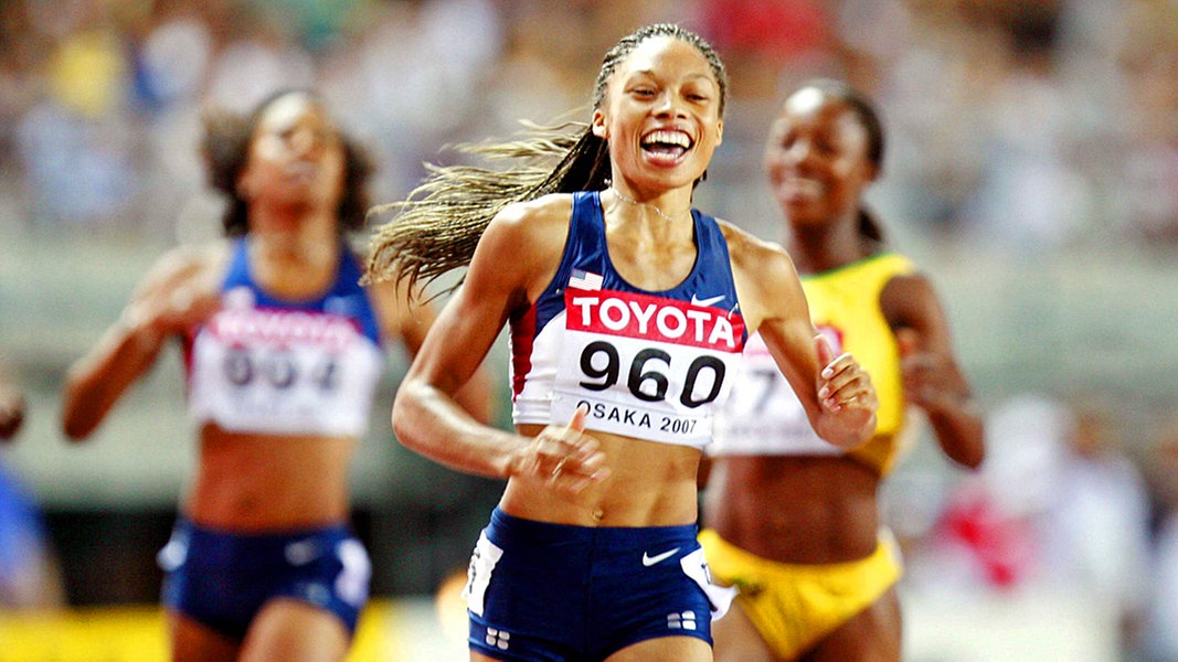 Die US-Amerikanerin Allyson Felix (M.) gewinnt bei der Leichtathletik-Weltmeisterschaft 2007 in Osaka Gold über 200 Meter. Die US-Amerikanerin Allyson Felix (M.) gewinnt bei der Leichtathletik-Weltmeisterschaft 2007 in Osaka Gold über 200 Meter. © imago/Xinhua Foto: Xinhua