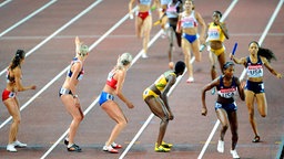 Die US-Amerikanerin Allyson Felix (r.) gewinnt bei der Leichtathletik-Weltmeisterschaft 2007 in Osaka Gold mit der 4x400-Meter-Staffel. © imago/Xinhua Foto: Xinhua