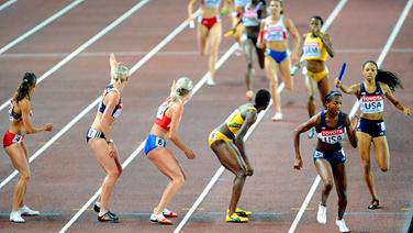 Die US-Amerikanerin Allyson Felix (r.) gewinnt bei der Leichtathletik-Weltmeisterschaft 2007 in Osaka Gold mit der 4x400-Meter-Staffel. © imago/Xinhua Foto: Xinhua