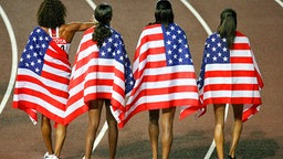 Die US-Amerikanerin Allyson Felix (r.) gewinnt bei der Leichtathletik-Weltmeisterschaft 2007 in Osaka Gold mit der 4x400-Meter-Staffel. © picture-alliance/ dpa Foto: epa How Hwee Young