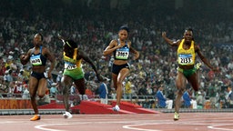 Die US-Amerikanerin Allyson Felix (2.v.r.) gewinnt bei Olympia 2008 in London Silber über 200 Meter. © picture-alliance/ dpa Foto: Kerim Okten