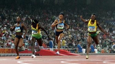 Die US-Amerikanerin Allyson Felix (2.v.r.) gewinnt bei Olympia 2008 in London Silber über 200 Meter. © picture-alliance/ dpa Foto: Kerim Okten