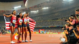 Die US-Amerikanerin Allyson Felix (3.v.l.) gewinnt bei Olympia 2008 in London Gold mit der 4x400-Meter-Staffel. © picture-alliance/ dpa Foto: Landov Siner
