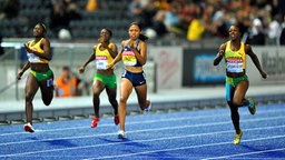 Die US-Amerikanerin Allyson Felix (M.) gewinnt bei der Leichathletik-WM 2009 in Berlin Gold über 200 Meter. © picture-alliance / Newscom Foto: Image of Sport