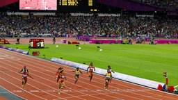 Die US-Amerikanerin Allyson Felix (vorne) gewinnt bei Olympia 2012 in London Gold über 200 Meter. © picture alliance / empics Foto: EMPICS Sport
