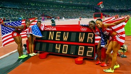 Die US-Amerikanerin Allyson Felix (r.) gewinnt bei Olympia 2012 in London Gold mit der 4x100- Meter-Staffel. © picture alliance / dpa Foto: Kerim Okten