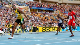 Jamaikas Usain Bolt (l.) gewinnt Gold mit der Staffel über 4x100 Meter. © dpa - Bildfunk Foto: Kerim Okten