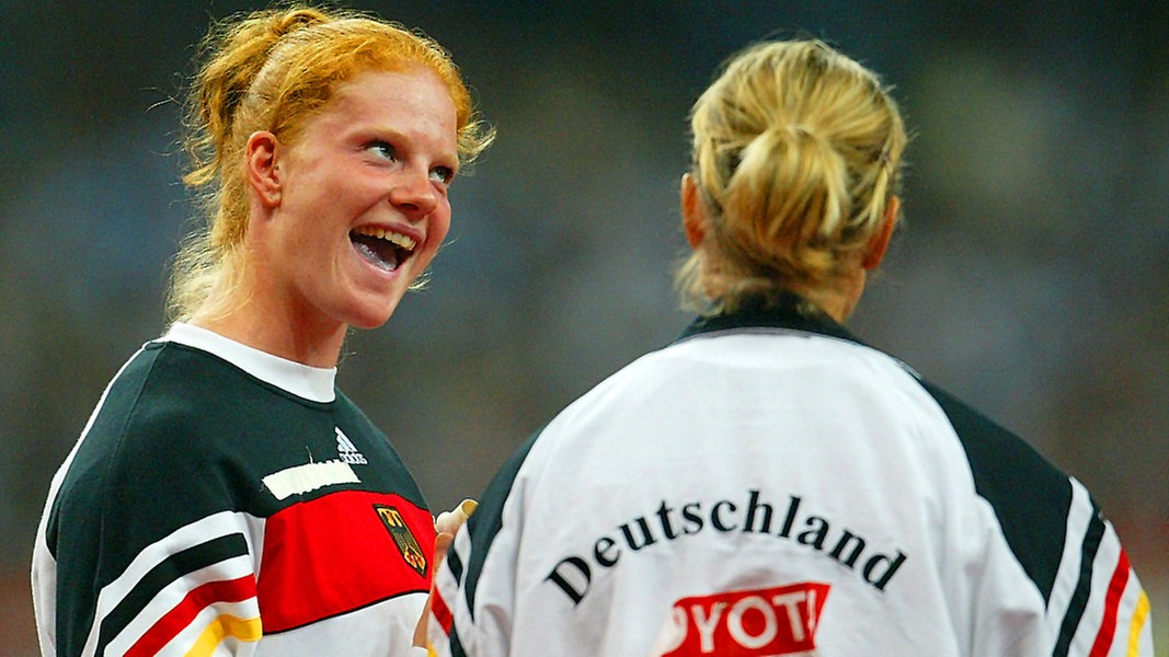 Betty Heidler (l.) und Susanne Keil bei der Leichathletik-WM 2003 in Paris/Saint-Denis © picture alliance / Pressefoto Ulmer Foto: ULMER/Andreas Schaad
