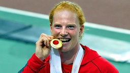 Betty Heidler mit der Gold-Medaille bei der Leichtathletik-WM 2007 in Osaka © imago/Chai v.d. Lage Foto: Chai v.d. Lage