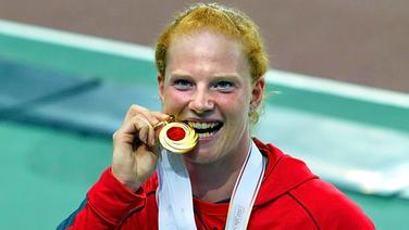 Betty Heidler mit der Gold-Medaille bei der Leichtathletik-WM 2007 in Osaka © imago/Chai v.d. Lage Foto: Chai v.d. Lage