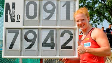 Betty Heidler freut sich über ihren neuen Weltrekord über 79,42 m beim Meeting in Halle. ©  picture alliance / dpa Foto: Andreas Löffler
