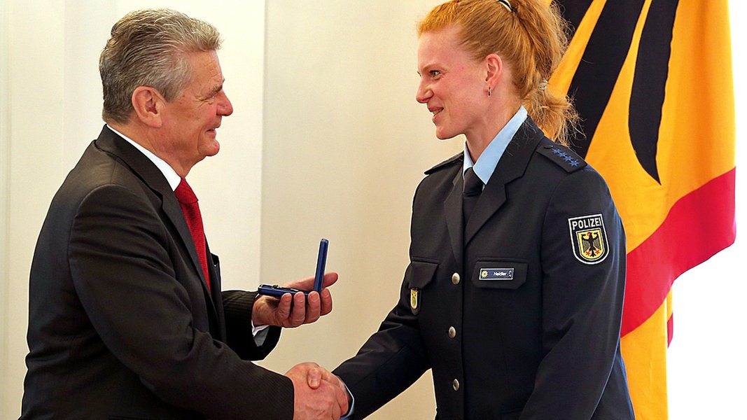 Bundespräsident Joachim Gauck (l.) überreicht im Schloss Bellevue in Berlin Hammerwerferin und Polizeihauptmeisterin Betty Heidler das Silberne Lorbeerblatt. ©  picture alliance / dpa Foto: Wolfgang Kumm