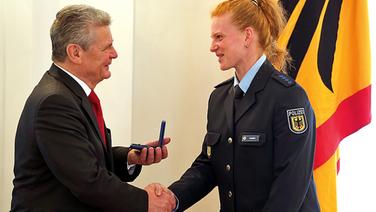 Bundespräsident Joachim Gauck (l.) überreicht im Schloss Bellevue in Berlin Hammerwerferin und Polizeihauptmeisterin Betty Heidler das Silberne Lorbeerblatt. ©  picture alliance / dpa Foto: Wolfgang Kumm