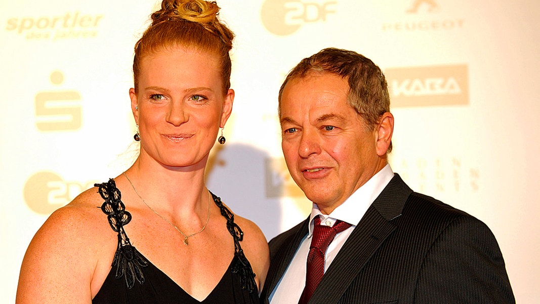 Hammerwerferin Betty Heidler und Bundestrainer Michael Deyhle bei der Wahl zum Sportler des Jahres 2011 ©  picture alliance / Fotoagentur Kunz picture alliance / dpa Foto: AUGENKLICK/KUNZ