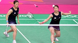 Das japanische Badminton-Doppel Reika Kakiiwa (l.) und Mizuki Fujii bei den Olympischen Spielen in London 2012 © imago sportfotodienst 