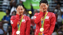 Der japanischen Badminton-Spielerinnen Ayaka Takahashi (r.) und Misaki Matsutomo freuen sich über Gold. © Imago/Xinhua 