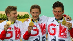 Die britischen Bahnradfahrer Philip Hindes, Jason Kenny und Callum Skinner (v.l.) mit der Goldmedaille für den Teamsprint © dpa - Bildfunk Foto: Alejandro Ernesto