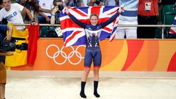 Die britische Bahnradfahrerin Laura Trott jubelt über ihren Olympiasieg im Mehrkampf   © dpa