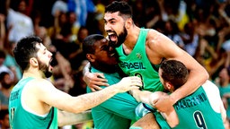 Brasiliens Basketballer bejubeln den Überraschungssieg gegen Spanien. © DPA Bildfunk Foto: Jorge Zapata