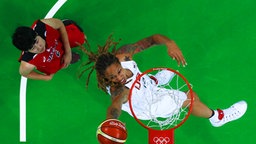 Die US-amerikanische Basketballspielerin Brittney Griner (r.) beim Korbleger © picture alliance / AP Images Foto: Jim Young