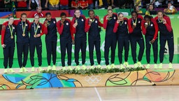Die US-Basketballerinnen feiern ihre Goldmedaille. © dpa - Bildfunk Foto: Orlando Barria