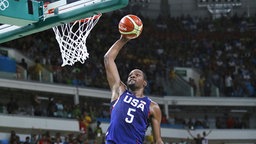 Der amerikanische Basketballer Kevin Durant setzt zum Slam Dunk an. © Imago/ UPI Photo 