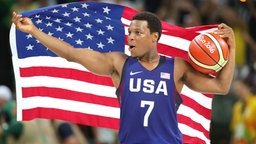 Der amerikanische Basketballer Kyle Lowry jubelt mit der USA-Flagge. © DPA BIldfunk Foto: Friso Gentsch