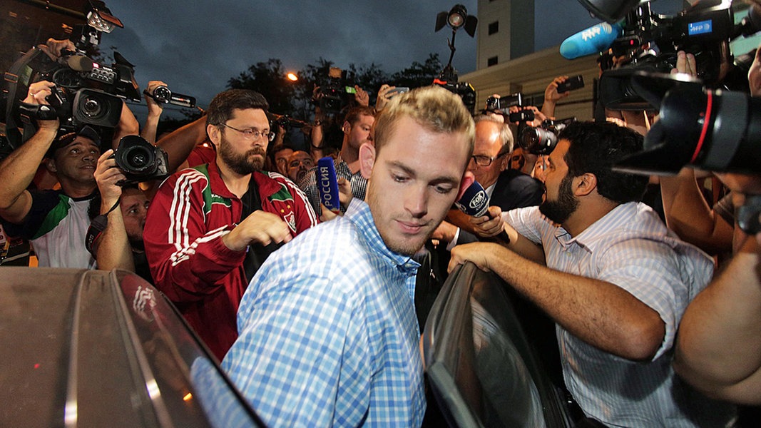 Der US-Schwimmer Gunnar Bentz steigt in ein Auto ein. Der US-Schwimmer Gunnar Bentz steigt in ein Auto ein. © dpa picture alliance Foto: Fabio Teixeira
