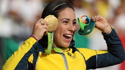 Die kolumbianische BMX-Fahrerin Mariana Pajon zeigt ihre Medaille. © dpa - Bildfunk Foto: Fazry Ismail