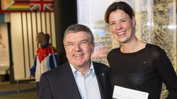 IOC-Präsident Thomas Bach und Claudia Bokel, Vorsitzende der Athletenkommission © picture alliance / dpa Foto: Jean-Christophe Bott