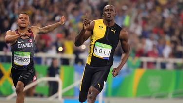 Sprinter Usain Bolt (r.) aus Jamaika feiert seinen Sieg. © dpa - Bildfunk Foto: Michael Kappeler