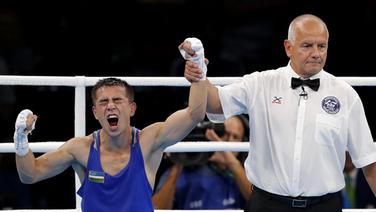 Der usbekische Boxer Hasanboy Dusmatow (l.) jubelt über seinen Sieg. © picture alliance / dpa Foto: Valdrin Xhemaj