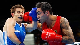 Der deutsche Boxer Artem Harutyunyan (r.) im Kampf gegen den Kanadier Arthur Biyarslanov.