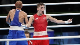 Der irische Boxer Michael Conlan zeigt dem Publikum seine Mittelfinger. © dpa - Bildfunk Foto: Valdrin Xhemaj