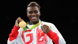 Die britische Boxerin Nicola Adams jubelt mit ihrer Medaille. © picture alliance / empics Foto: Owen Humphreys