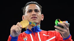Boxer Robeisy Ramirez aus Kuba überwältigt von seinem Erfolg. © picture alliance / empics Foto: Ramil Sitdikov