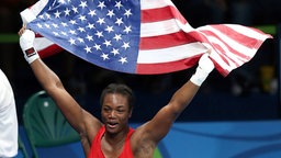 Die US-amerikansiche Boxerin im Mittelgewicht Claressa Shields jubelt über ihren Gold-Gewinn. © imago/ZUMA Press