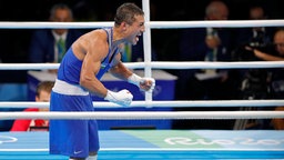 Der usbekische Boxer Fasliddin Gaibnasarow jubelt. © dpa bildfunk Foto: Valdrin Xhemaj