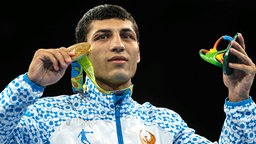 Der usbekische Boxer Schachobidin Soirow präsentiert seine Medaille. © imago/ITAR-TASS