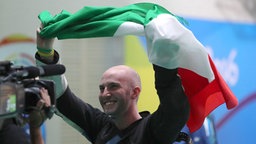 Niccolo Campriani freut sich über Olympisches Gold im Kleinkaliber-Schießen © picture alliance / dpa Foto: Fazry Ismail