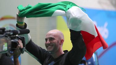 Niccolo Campriani freut sich über Olympisches Gold im Kleinkaliber-Schießen © picture alliance / dpa Foto: Fazry Ismail