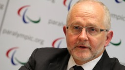 Philip Craven, Chef des Internationalen Paralympischen Komitees, bei einer Pressekonferenz. © Imago/Wolter 