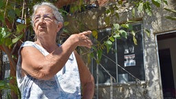 Die 82 Jahre alte Dalva Crispino steht in der Favela Vila Autodromo am Olympiapark im Stadtteil Barra in Rio de Janeiro (Brasilien). © dpa picture alliance Foto: Jasmin Sarwoko