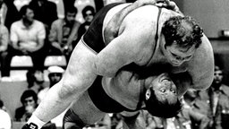 Der Deutche Ringer Wilfried Dietrich (unten) schultert den US-Amerikaner Chris Taylor bei den Spielen 1972. © picture-alliance / dpa 